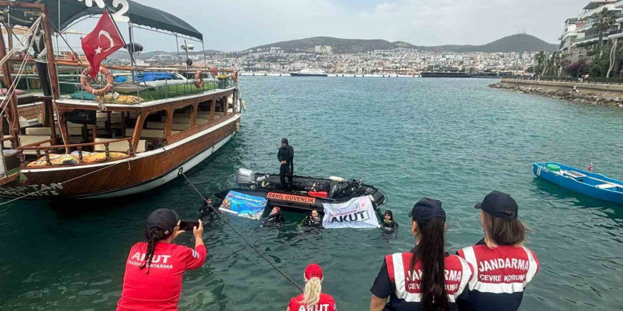 Kuşadası denizinde dip temizliği yapıldı