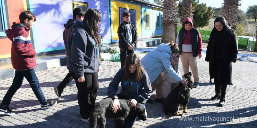 Kuşadası Evcil Hayvan Bakım ve Rehabilitasyon Merkezi, öğrencileri ağırladı