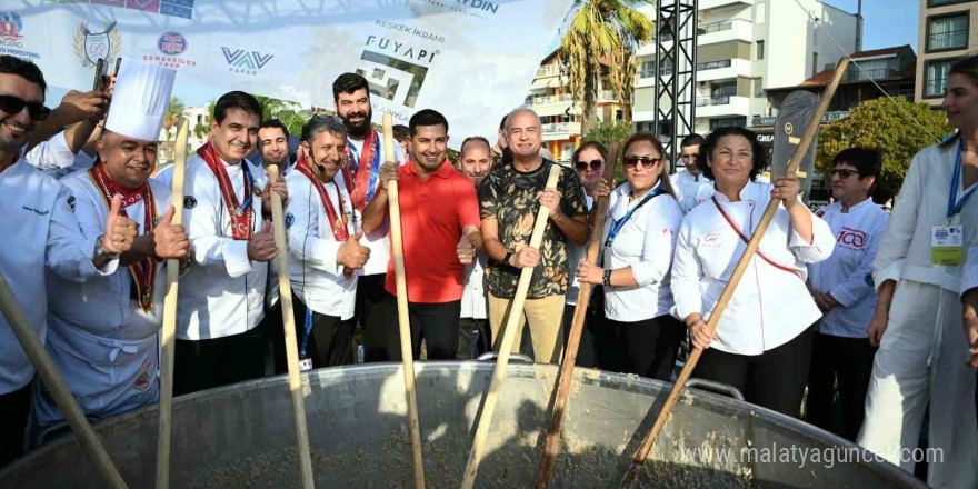 Kuşadası Sokak Festivali 5 bin kişilik keşkek rekoru denemesi ile final yaptı