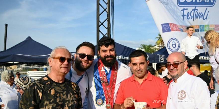 Kuşadası Sokak Festivali 5 bin kişilik keşkek rekoru denemesi ile final yaptı