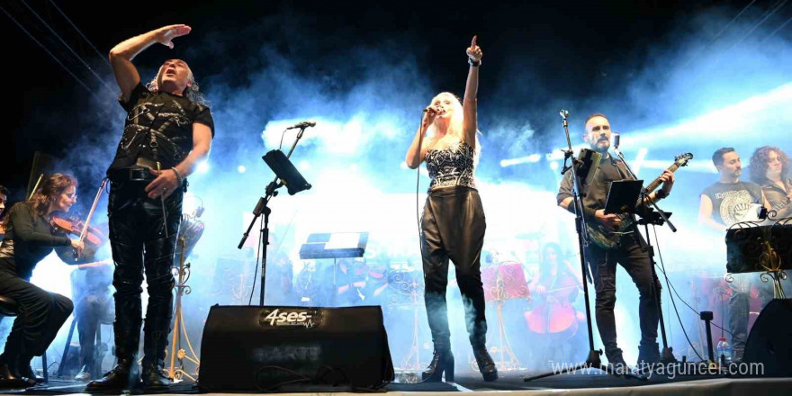 Kuşadası Sokak Festivali düzenlenen konserler ile şenlendi