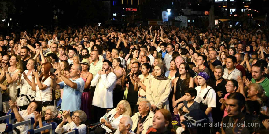 Kuşadası Sokak Festivali düzenlenen konserler ile şenlendi