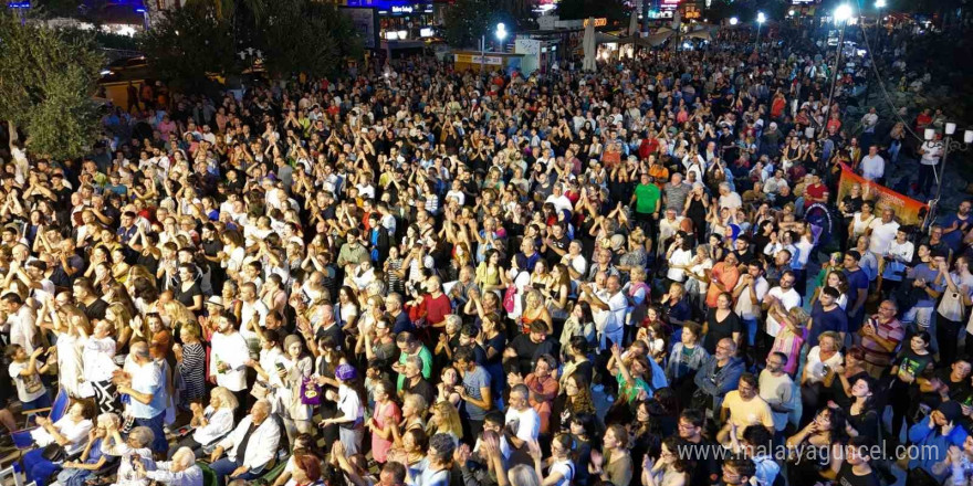 Kuşadası Sokak Festivali düzenlenen konserler ile şenlendi