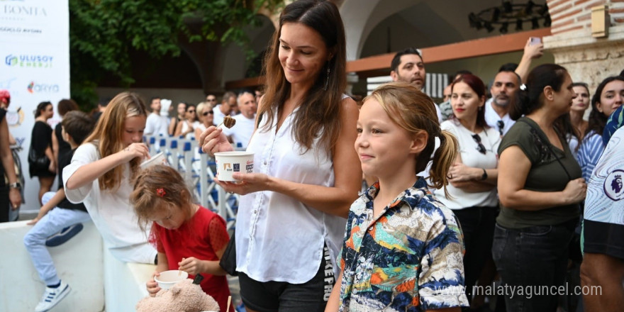 Kuşadası Sokak Festivali’nde ’salyangoz düellosu’nun kazananı dostluk oldu