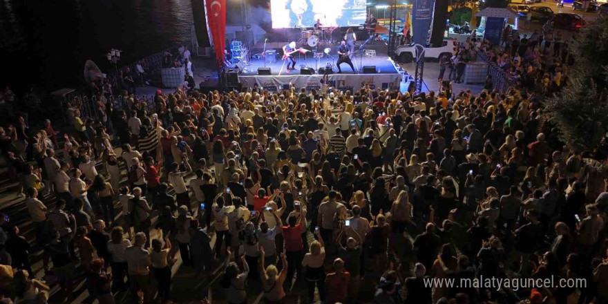 Kuşadası Sokak Festivali’nin ilk gününde Necati ve Saykolar rüzgarı esti