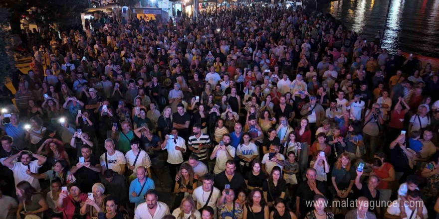 Kuşadası Sokak Festivali’nin ilk gününde Necati ve Saykolar rüzgarı esti