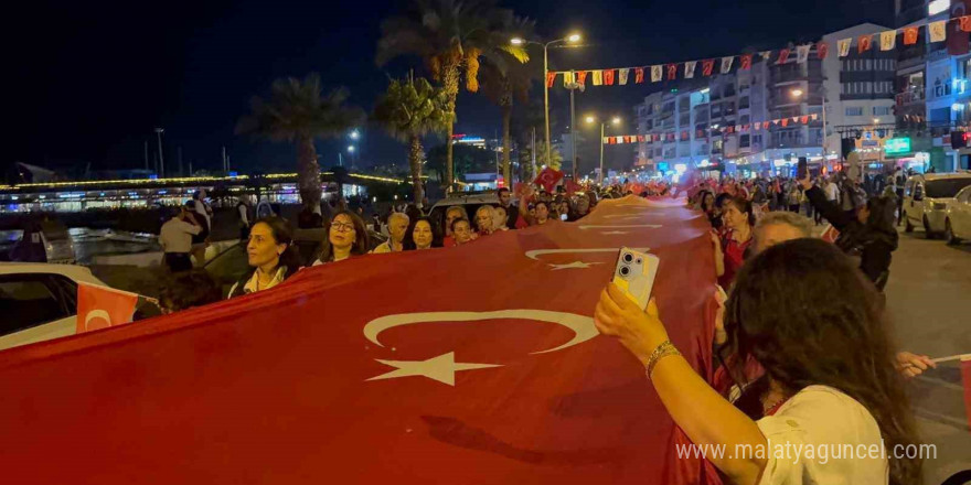 Kuşadası’nda dev Türk bayrağıyla ’Cumhuriyet’ için yürüdüler