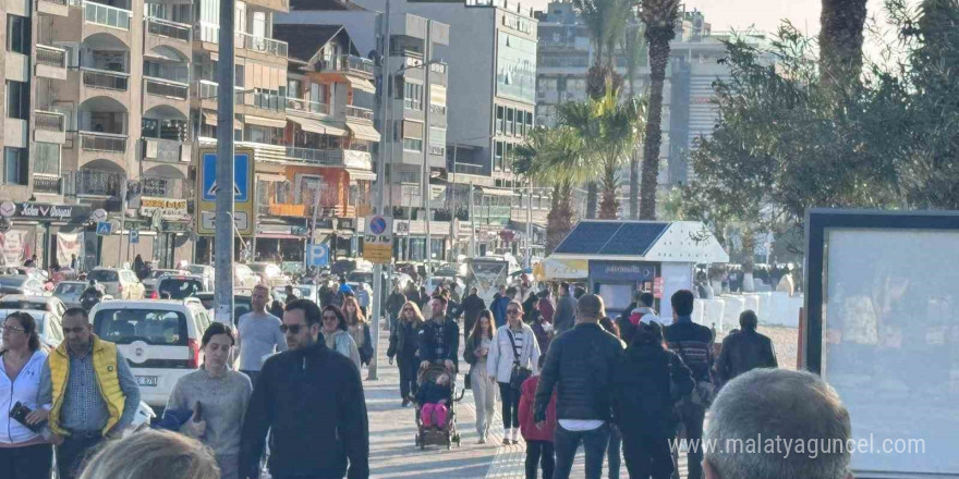 Kuşadası’nda güneşi gören sahile koştu