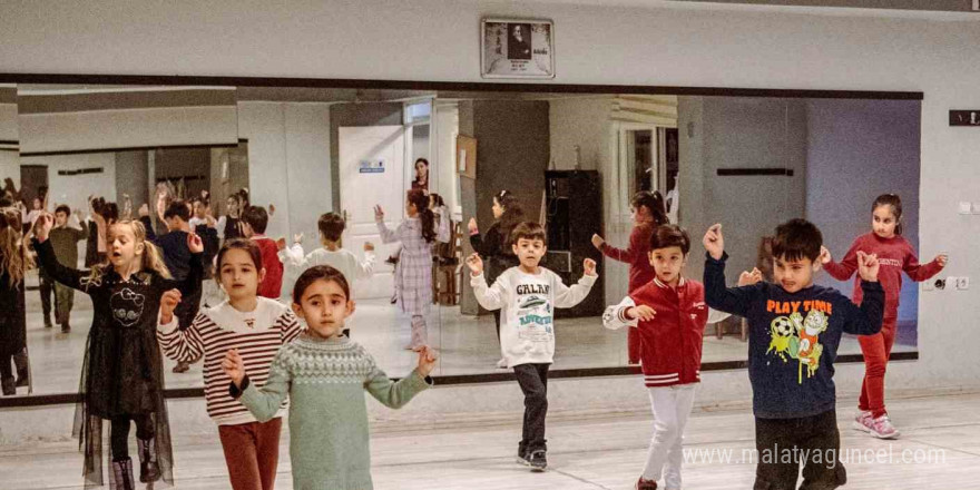 Kuşadası’nda halk oyunları gelecek kuşaklara aktarılıyor