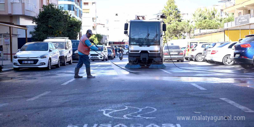 Kuşadası’nda kesintisiz temizlik mesaisi