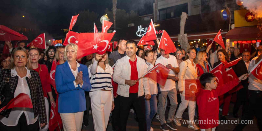 Kuşadası’nda on binler Cumhuriyet için yürüdü