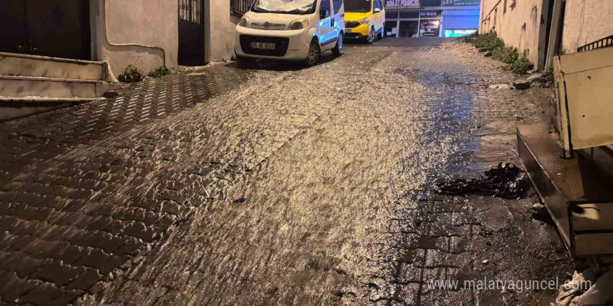 Kuşadası’nda sağanak yağış etkili oldu