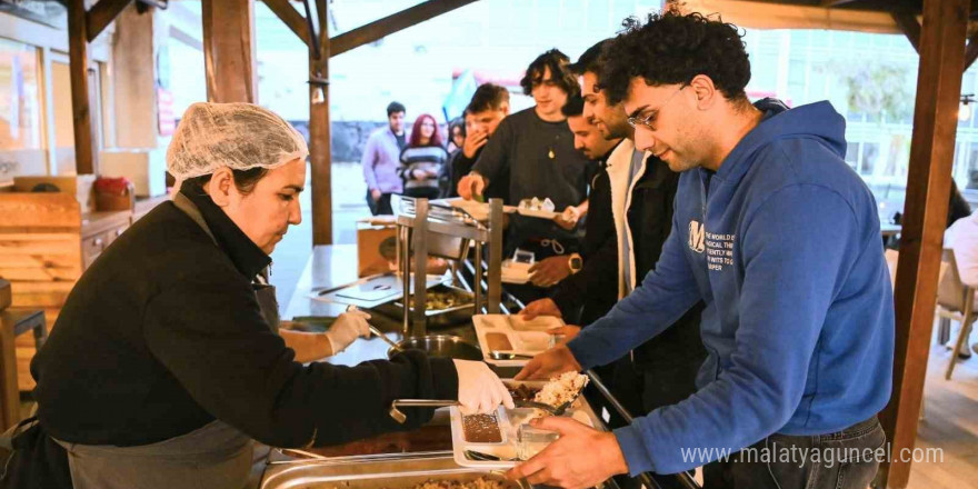 Kuşadası’nda üniversitelilerin yüzünü güldüren hizmet başladı