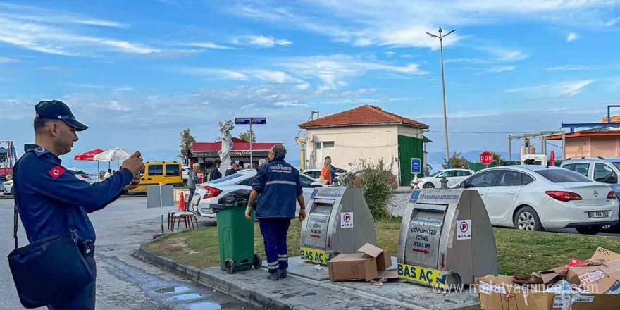 Kuşadası’nda yere çöp ve izmarit atan yanıyor