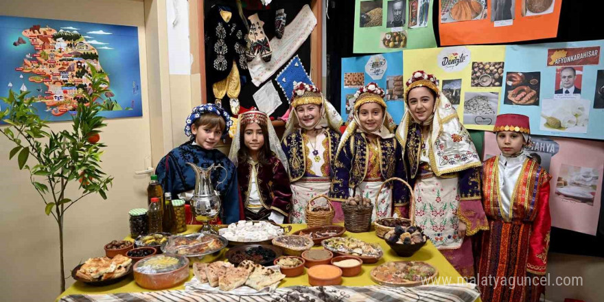 Kuşadası’nda ‘Yerli Malı Haftası’nda’ öğrencilerden renkli etkinlik