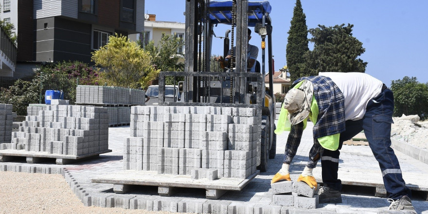 Kuşadası’nda yol yapım çalışmaları sürüyor