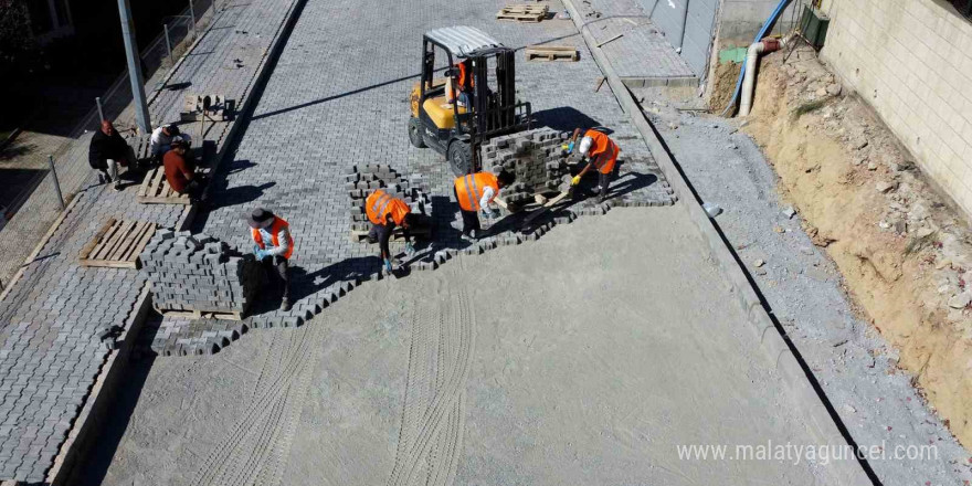 Kuşadası’nda yol yapım çalışmaları Türkmen Mahellesi’ne yoğunlaştı