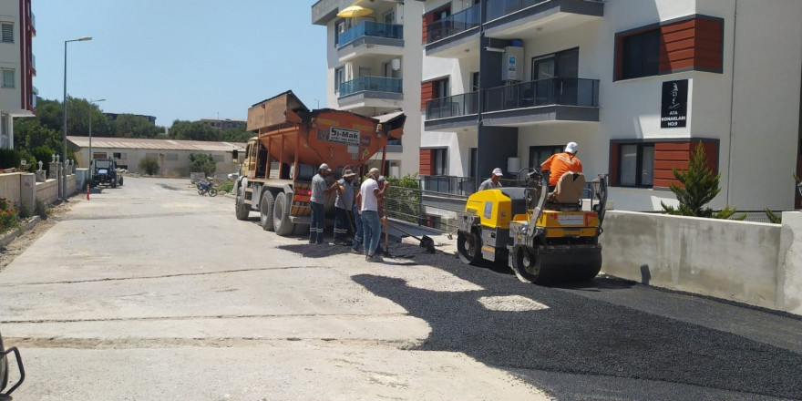 Kuşadası’nda yol yapım ve bakım çalışmaları sürüyor