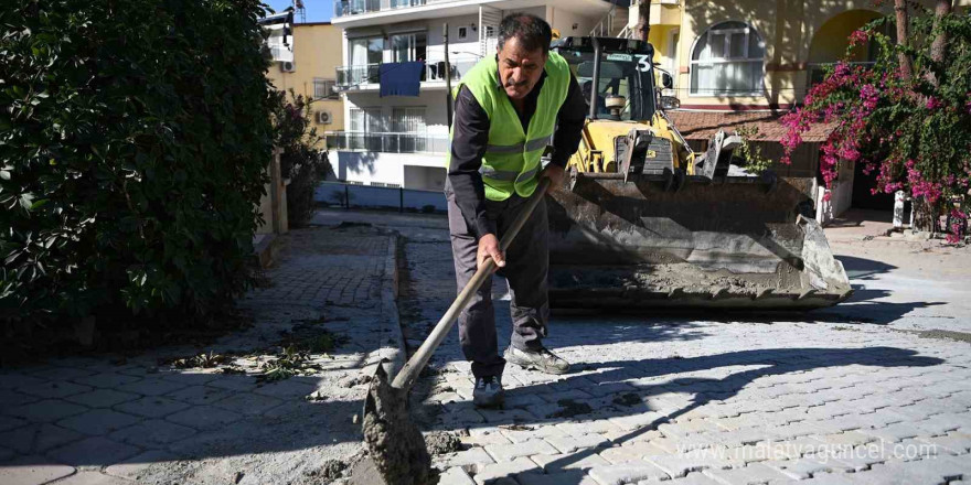 Kuşadası’nda yol yapım ve bakım çalışmaları sürüyor