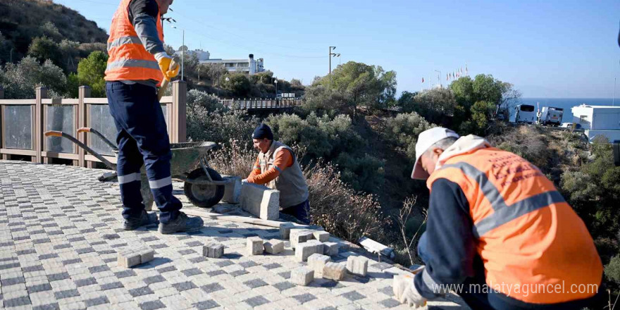 Kuşadası’nda yol yapım ve bakım çalışmaları sürüyor