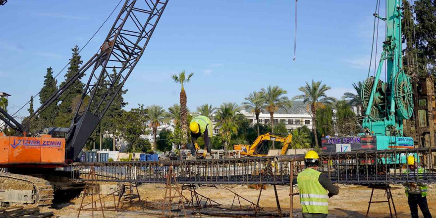 'Kuşadası’nın Kent Meydanı yükseliyor