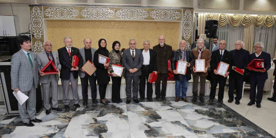 Kütahya Belediyesi kente değer katan sanatçıları ödüllendirdi