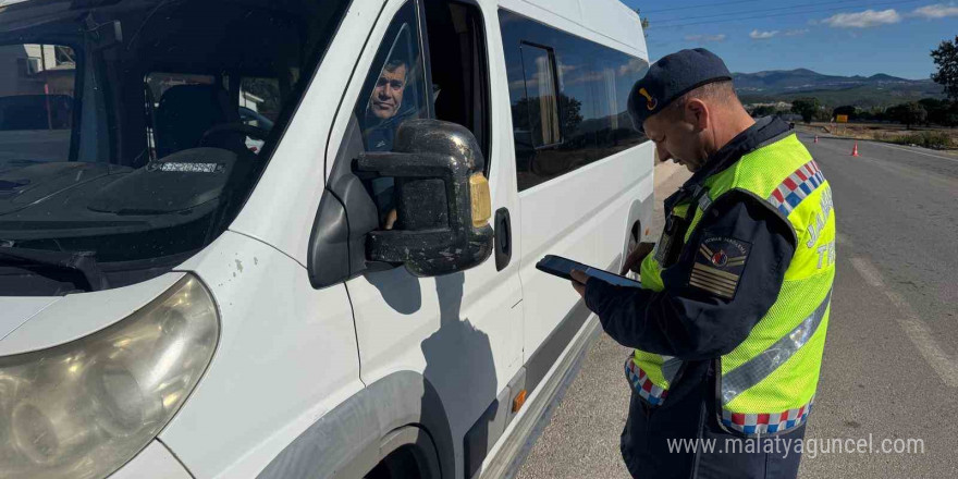 Kütahya Jandarma Trafik Timleri, yük ve yolcu taşıyan araçları denetlendi