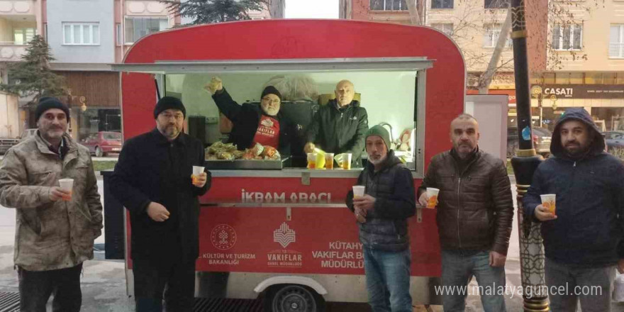 Kütahya Vakıflar Bölge Müdürlüğü çorba ikramı ile vatandaşların gönlünü kazanıyor