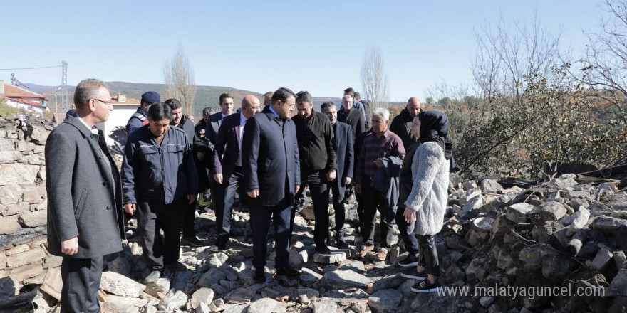 Kütahya Valisi, 7 ev ve 4 hayvan barınağının yandığı köyde incelemelerde bulundu