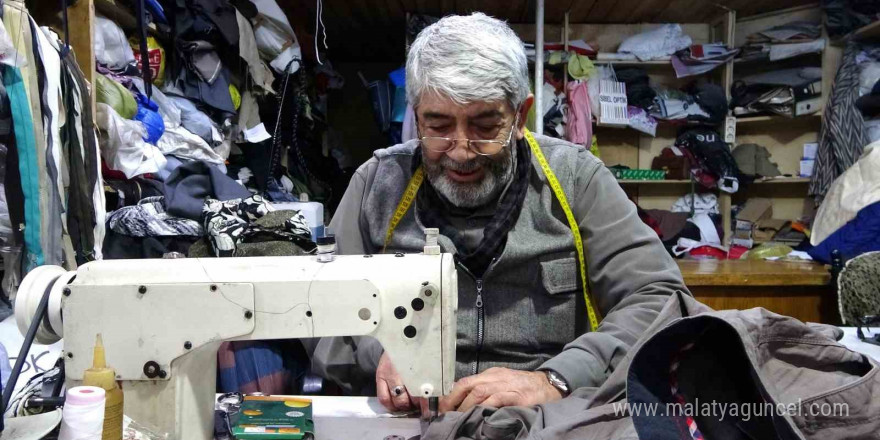 Kütahya’da 64 yıldır terzilik yapan Zeki Alhan, mesleğini ilk günkü heyecanla sürdürüyor