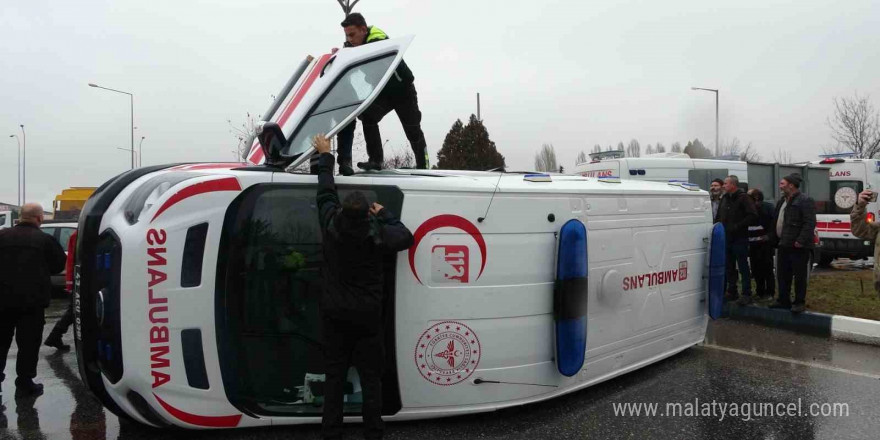 Kütahya’da ambulansla otomobil çarpıştı: 1 kişi yaralandı