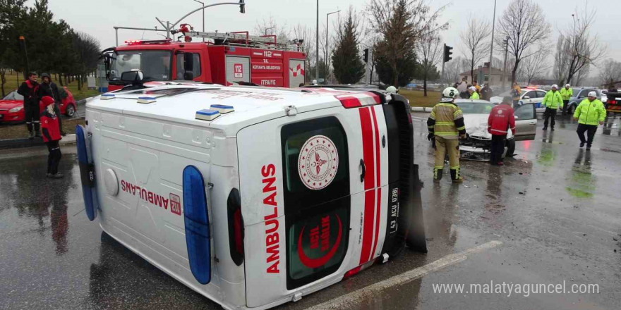 Kütahya’da ambulansla otomobil çarpıştı: 1 kişi yaralandı