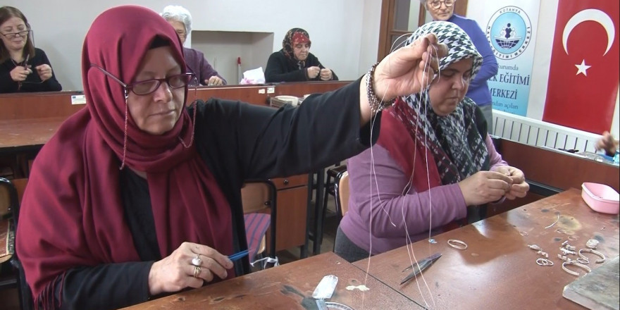 Kütahya’da kadınlar telkari sanatı öğreniyor