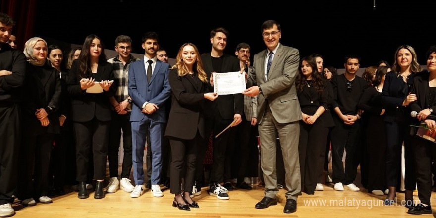 Kütahya’da “Kerem ile Aslı-Modern Masal” tiyatro oyunu ilgi gördü