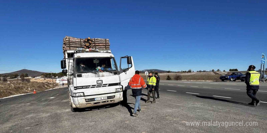 Kütahya’da orman emvali yüklü araçlar denetlendi