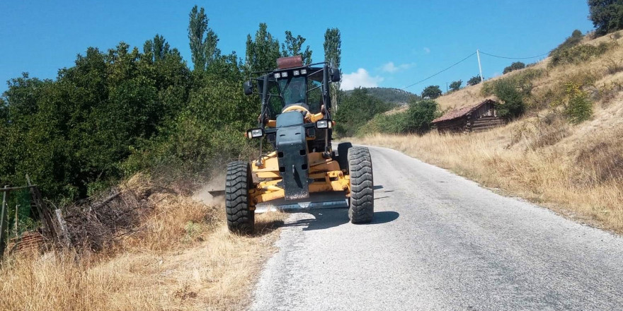 Kütahya’da orman yangınlarına karşı yol kenarları temizleniyor