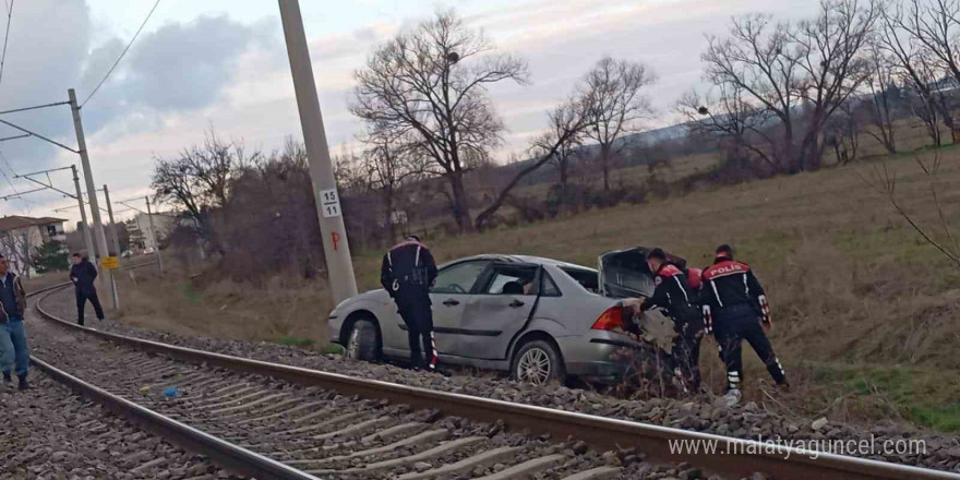 Kütahya’da polisten kaçan araç takla atarak demir yoluna devrildi