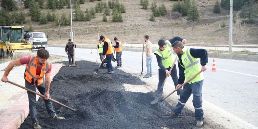 Kütahya’da sıcak asfalt serim çalışmaları devam ediyor