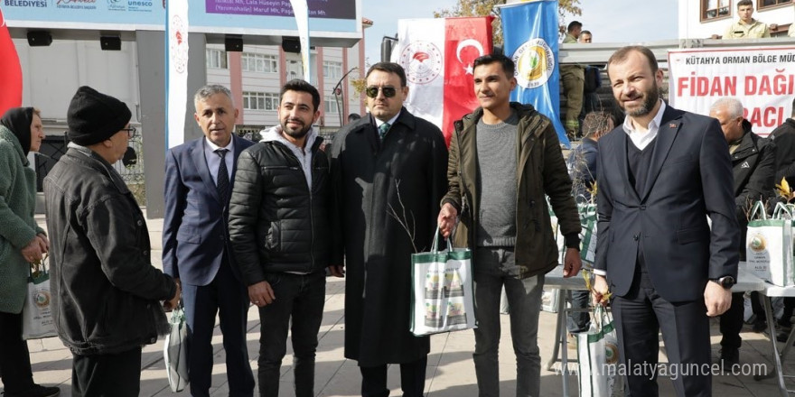 Kütahya’da vatandaşlara 2 bin 500 fidan dağıtıldı