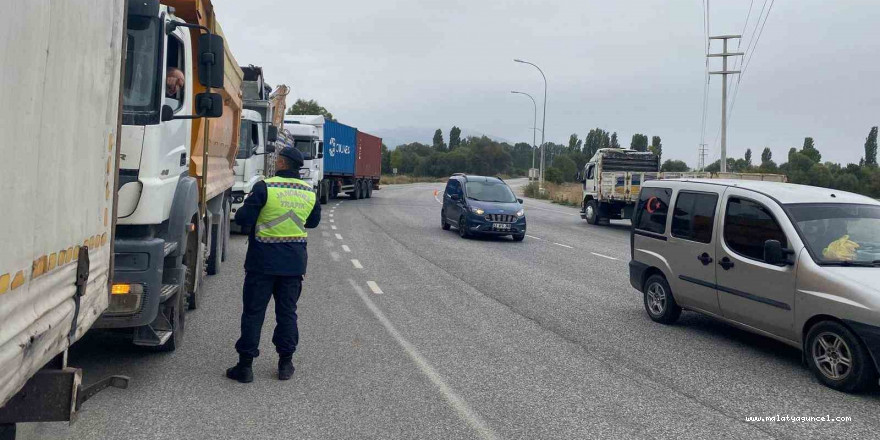 Kütahya’da yük ve yolcu taşımacılığı yapan araçlar ile sürücüler denetlendi