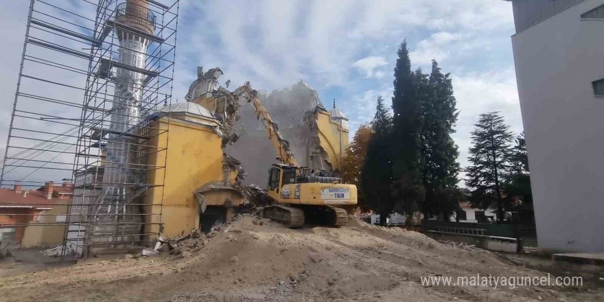 Kütahya’daki tarihi Sultan Alaaddin Camii’nin yıkımına başlandı, minare özel koruma altına alındı