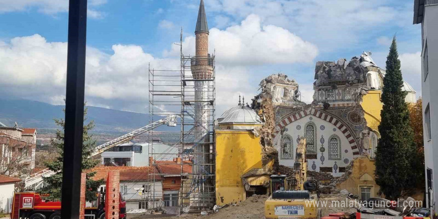 Kütahya’daki tarihi Sultan Alaaddin Camii’nin yıkımına başlandı, minare özel koruma altına alındı