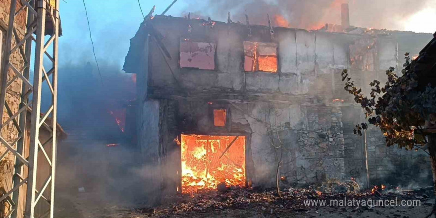 Kütahya’daki yangında 7 ev ve 4 hayvan barınağı kül oldu