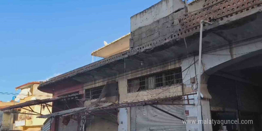 Kuvvetli fırtınanın yıktığı balkon duvarından düşen molozlar paniğe neden oldu