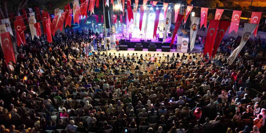 Kuyucak, kurtuluş gününü konserle kutladı