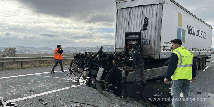 Kuzey Marmara Otoyolu’nda ilginç kaza: Park halindeki tıra çarpan tırın çekicisi yerinden koptu