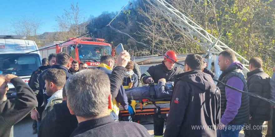 Lastiği patlayan kamyonet elektrik direğine çarptı: 2 yaralı