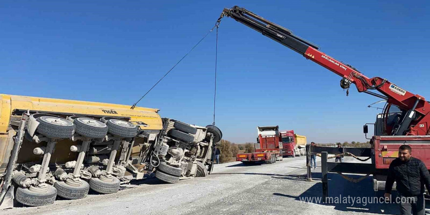 Lastiği patlayan tır devrildi, 1 kişi yaralandı