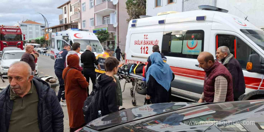 Lastiği patlayarak kontrolden çıkan motosiklet kadına çarptı: 2 yaralı