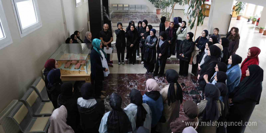 Lise öğrencileri Düzce Üniversitesi’ni gezdi